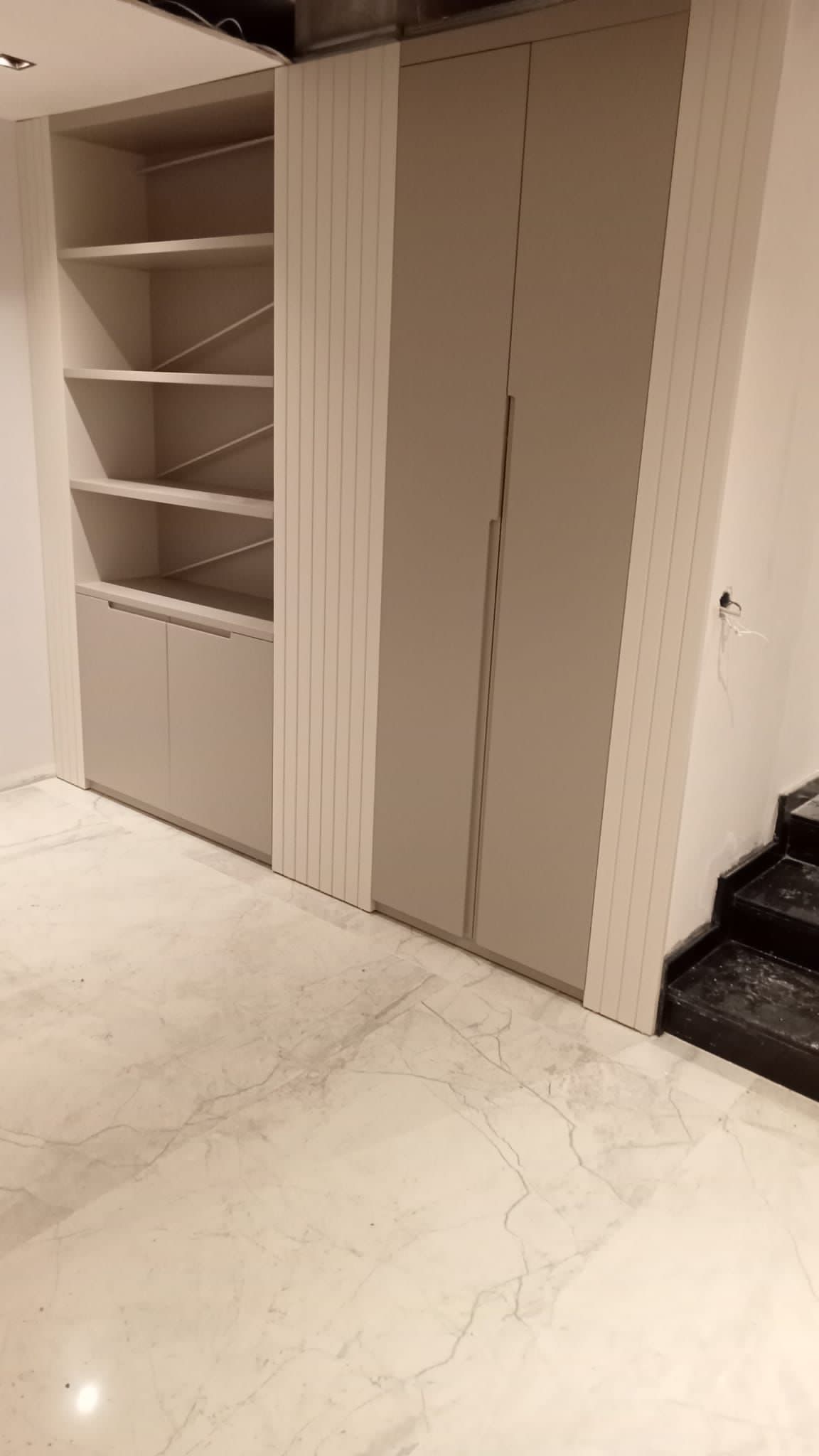 Bodrum Yalıkavak villa dolap tasarımı malzeme ve yüzey dengesi