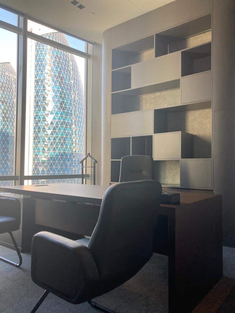 Dubai Ofis Projesi — yüzey ve mobilya detayları